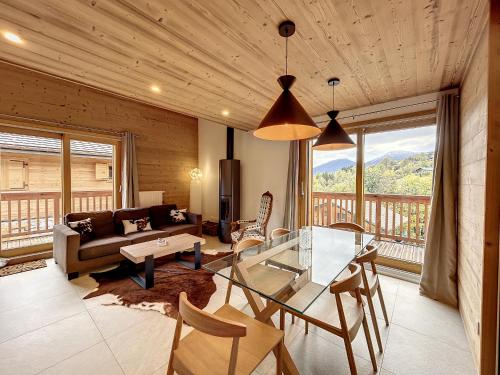 un salon avec une table en verre et un canapé dans l'établissement Bel appartement 4 pièces près du village, parking inclus - FR-1-560-115, à Combloux