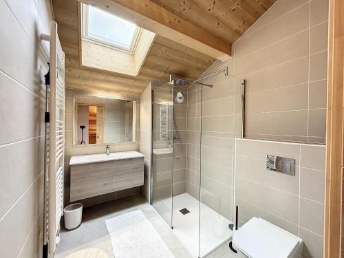 une salle de bain avec une douche, des toilettes et un lavabo dans l'établissement Bel appartement 4 pièces près du village, parking inclus - FR-1-560-115, à Combloux