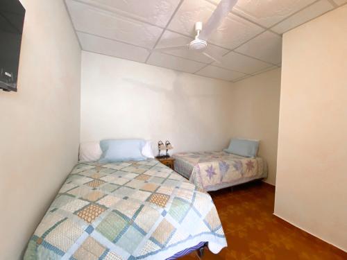 Un pat sau paturi într-o cameră la MARIA III HOSTAL