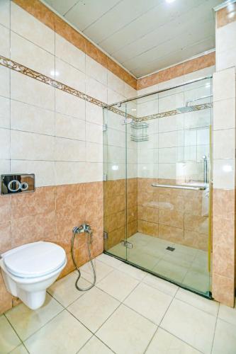 een badkamer met een toilet en een glazen douche bij Квартира у Театра Р. Бейбутова. in Baku