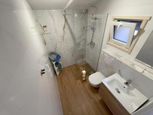 Koupelna v ubytování Nowe domki wakacyjne blisko morza W Dziwnówku