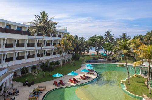 einen Luftblick auf ein Resort mit einem Pool in der Unterkunft Occidental Eden Beruwala in Bentota