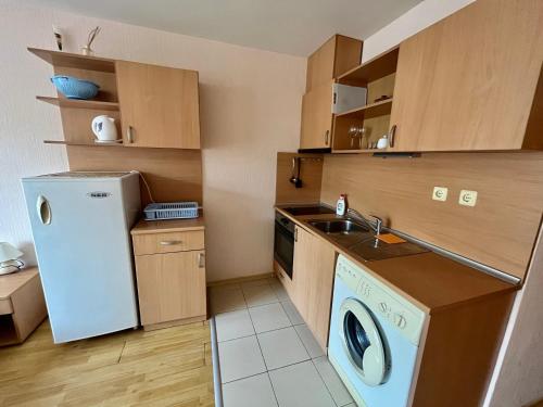 Η κουζίνα ή μικρή κουζίνα στο Vadim Apartments in Panorama Beach Vigo Nessebar