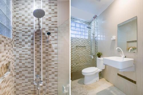 een badkamer met een douche, een toilet en een wastafel bij OYO Life 3055 Rumah Enin in Bandung
