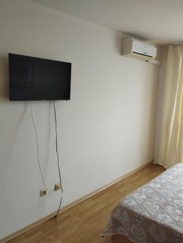 Μια τηλεόραση ή/και κέντρο ψυχαγωγίας στο Vadim Apartments in Panorama Beach Vigo Nessebar