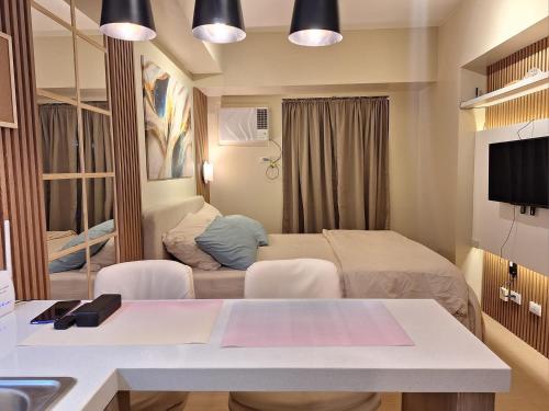 Pokój z łóżkiem, biurkiem i telewizorem w obiekcie Iloilo Travellers Zen Zone w mieście Iloilo