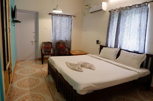 سرير أو أسرّة في غرفة في Altrude Villa Guest House Near Candolim Beach