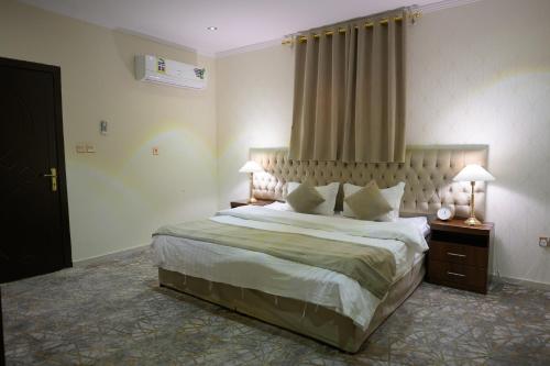 Ein Bett oder Betten in einem Zimmer der Unterkunft رمال الجزيره