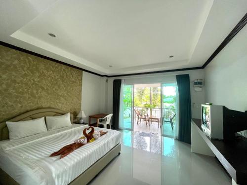 1 dormitorio con 1 cama decorada con pescado. en Tan Residence en Ko Lanta