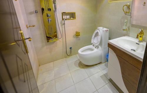 Ein Badezimmer in der Unterkunft رمال الجزيره