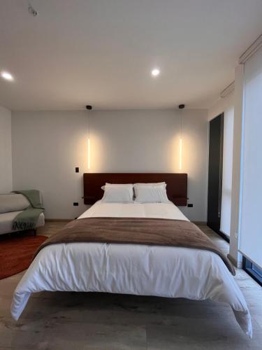a large bedroom with a large bed with white sheets at Apartamento de Lujo en Quito in Quito