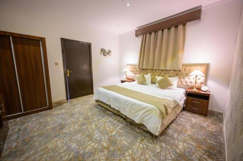 Ein Bett oder Betten in einem Zimmer der Unterkunft رمال الجزيره