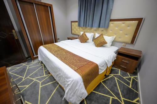 Ein Bett oder Betten in einem Zimmer der Unterkunft رمال الجزيره