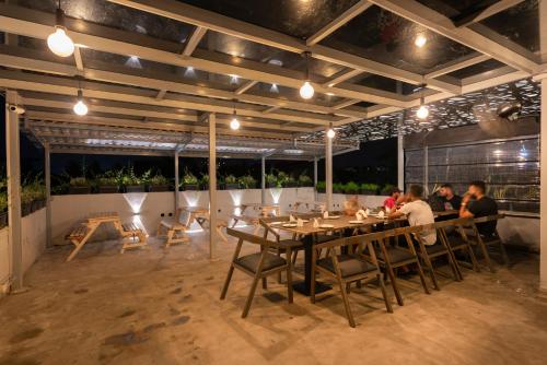 eine Gruppe von Menschen, die an einem Tisch in einem Restaurant sitzen in der Unterkunft Gentz Residency & Restaurant in Colombo
