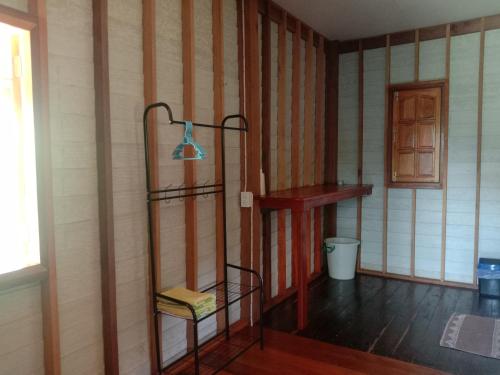 um quarto com uma prateleira e livros na parede em Cha Bungalow em Ko Yao Noi