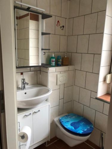a bathroom with a toilet and a sink at Haus am Wald in Hohndorf