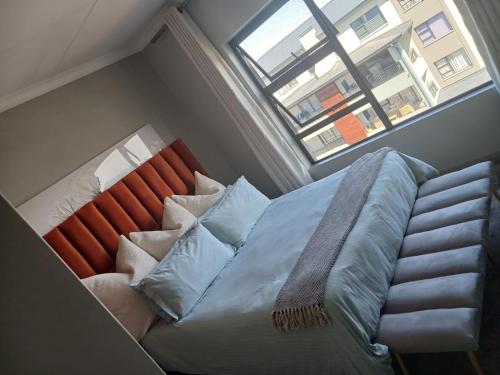 En eller flere senger på et rom på 2 Elizabeth Place - Luxury Apartments, Free WiFi