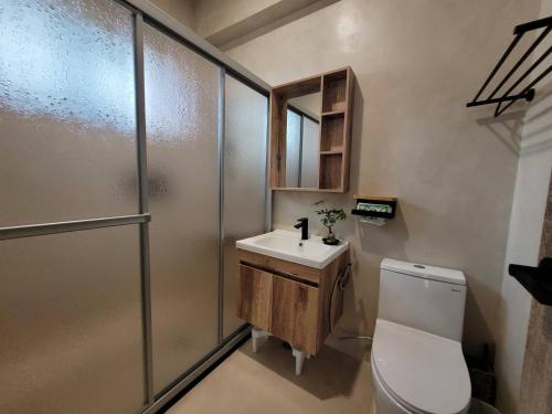 y baño con aseo, lavabo y ducha. en 敘時光行旅 Telling Story House en Sanxing