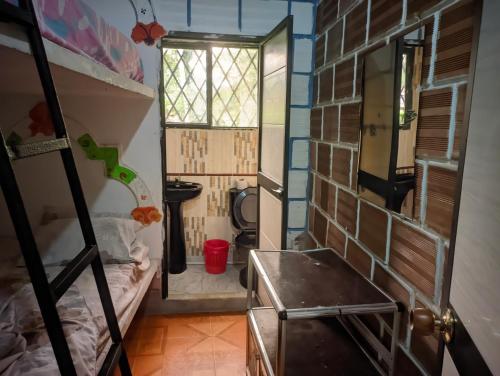 een kleine kamer met een stapelbed en een deuropening bij Comodo Alojamiento en San cipriano in San Cipriano