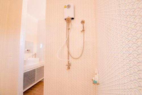 een douche in een badkamer met een toilet en een wastafel bij Angela resort in Ban Benyaphat