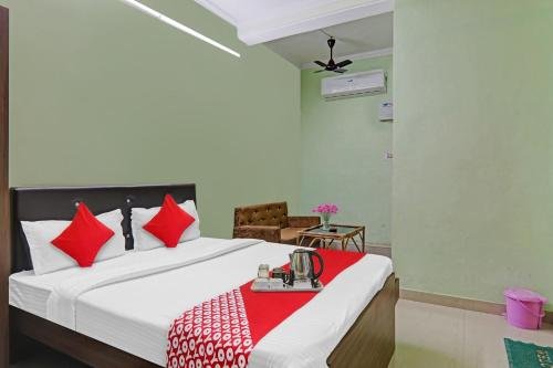 A bed or beds in a room at OYO Flagship Hotel Khushboo Regency