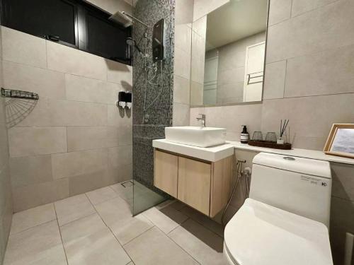 亞庇的住宿－Seaview Studio Apartment at Kota Kinabalu City Centre，浴室配有卫生间、盥洗盆和淋浴。