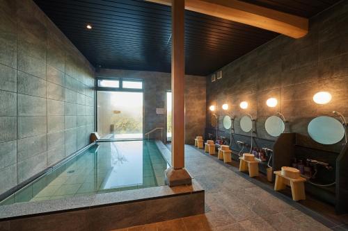 a swimming pool in a bathroom with a swimming pool at 吉野荘湯川屋 Yoshinosou Yukawaya in Yoshino