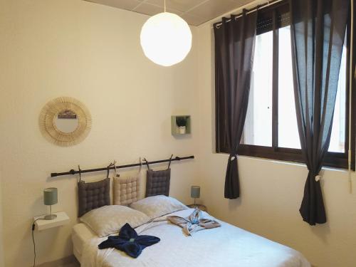 Un dormitorio con una cama con arcos azules. en Pieds dans l'eau - Lac Léman - 2 min Evian - Spacieux, en Neuvecelle