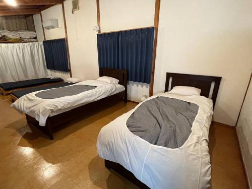 Enzan的住宿－Vineyard Vista Yamanashi，一间客房内配有两张床的房间