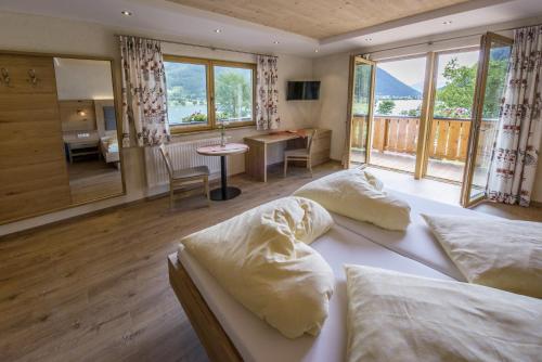 Postel nebo postele na pokoji v ubytování Seehotel St Hubertus