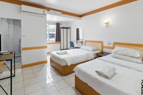 En eller flere senger på et rom på Phu Inn Hotel