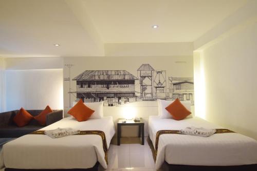 pokój hotelowy z 2 łóżkami i rysunkiem na ścianie w obiekcie Siam Villa Suvarnabhumi w mieście Ban Khlong Si