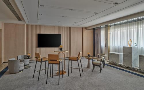 Sala de conferencias con sillas y TV de pantalla plana en InterContinental Hotels Shenzhen WECC, an IHG Hotel, en Shenzhen