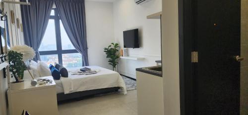 吉隆坡的住宿－Neu Suites @ 3rdNvenue by Perfect Host，酒店客房设有床和窗户。