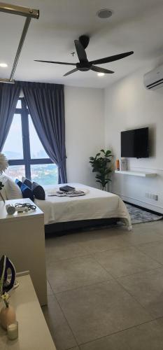 吉隆坡的住宿－Neu Suites @ 3rdNvenue by Perfect Host，一间卧室配有一张床和吊扇