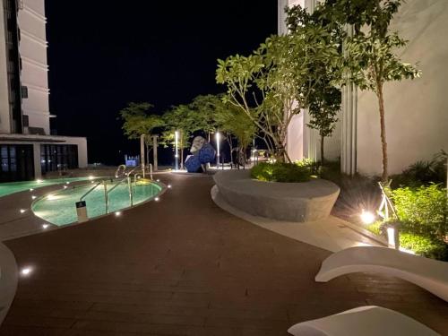 亞庇的住宿－Seaview Studio Apartment at Kota Kinabalu City Centre，庭院,晚上设有游泳池