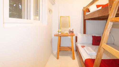 ein Schlafzimmer mit einem Etagenbett und einem Tisch mit einem Spiegel in der Unterkunft RedDoorz @ Cristina's Hideaway Resort Tanay in Rizal
