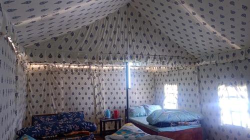 Una cama o camas en una habitación de Mountain Meadow Dawaipani