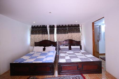 1 Schlafzimmer mit 2 Betten und einem Spiegel in der Unterkunft Nisarga Resort in Kaglipur