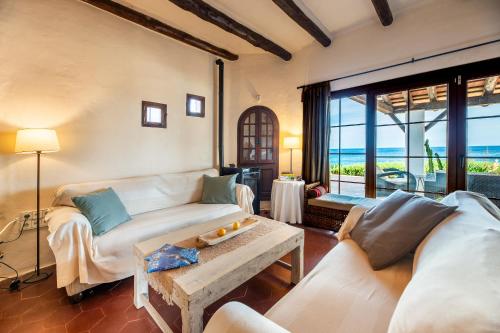 ein Wohnzimmer mit einem Sofa und einem Tisch in der Unterkunft Senrramada in Playa Migjorn