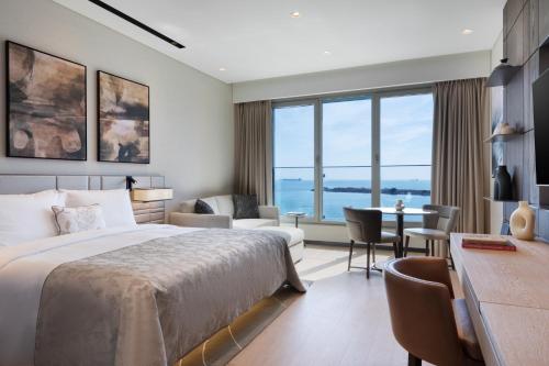 イスタンブールにあるJW Marriott Hotel Istanbul Marmara Seaのベッドとデスクが備わるホテルルームと