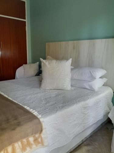Ένα ή περισσότερα κρεβάτια σε δωμάτιο στο Ebenezer Self Catering