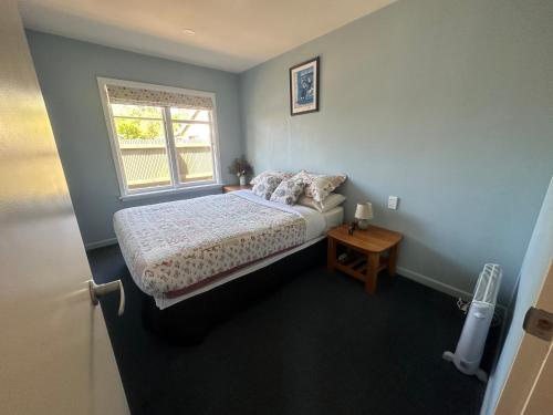 a small bedroom with a bed and a window at Sunny House with 5 Bedrooms(near airport) in Christchurch
