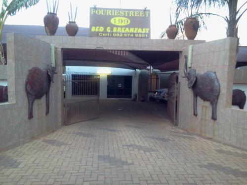 un edificio con una puerta con estatuas de animales. en Fouriestreet 199 Bed and Breakfast en Mokopane