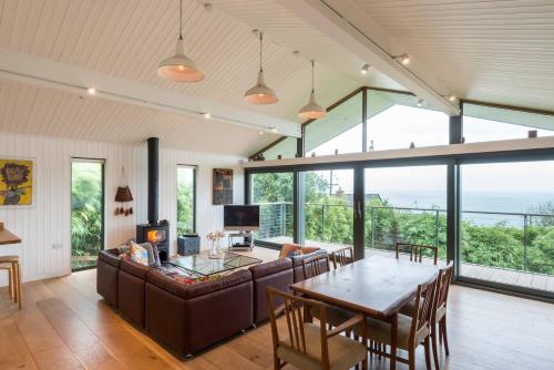 ペンブルックシャーにあるGreenshutters PembrokeshireBeachHouseのソファとテーブルのあるリビングルーム