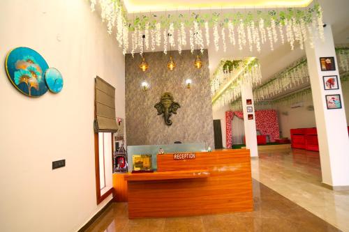 un magasin avec un lustre suspendu au plafond dans l'établissement ROYAL PALACE, à Bhiwāni