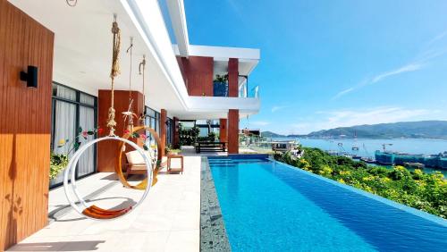 Willa z basenem i widokiem na ocean w obiekcie Promotion Early Booker, Sea Paradise Villa 6 Bedrooms, Infinity Pool, Karaoke, Sauna & BBQ w mieście Nha Trang