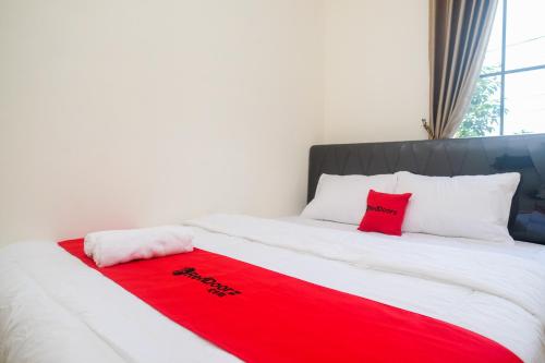 Una cama o camas en una habitación de RedDoorz near Terminal Bus Purwokerto