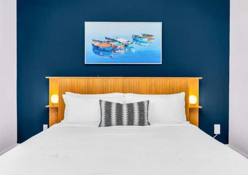 Katil atau katil-katil dalam bilik di Opulence & Serenity at Our Luxury Home in Jupiter!