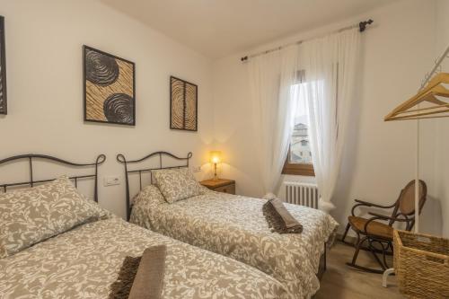 1 dormitorio con 2 camas y ventana en Vall de Lord, en Sant Llorenç de Morunys